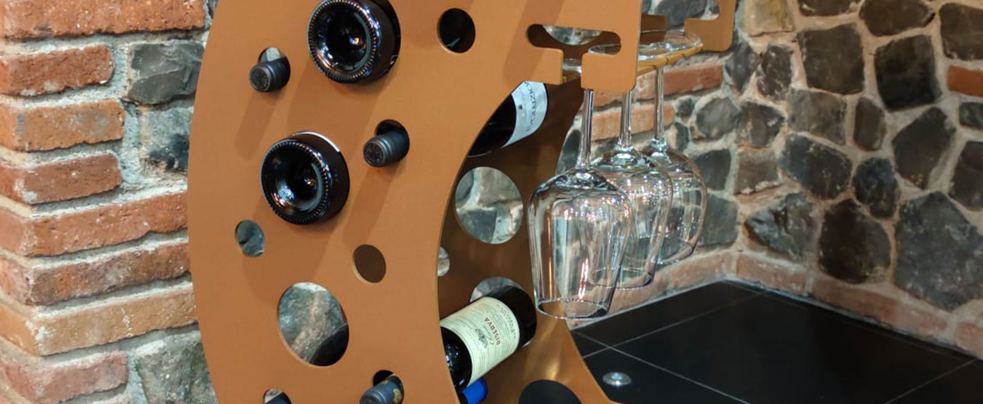 1-cantinetta-vini-porta-bottiglie-vini-industrial-style-stile-industriale-forma-personalizzabile-orsoloni-design-velletri-lariano-roma-provincia-latina
